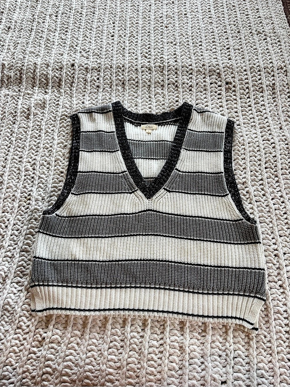 Striped Sweater Vest in Gray & White Size Large Like New